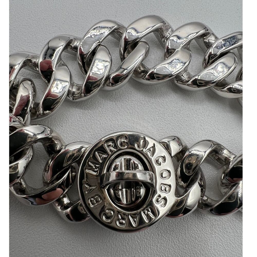 MARC JACOBS Katie Turnlock Bracelet Chunky Curb Chain Engraved Silver Tone 7" - Picture 2 of 13